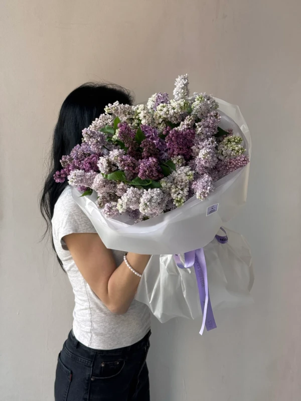 Букет «Lilac Bloom» M — Букет «Lilac Bloom» M — сезонный букет из сирени, собранный с акцентом на характерные оттенки и настроение…